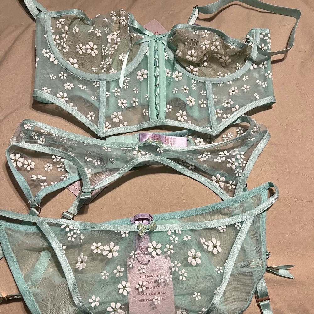 NWT Savage X Fenty Light Blue Daisy Set